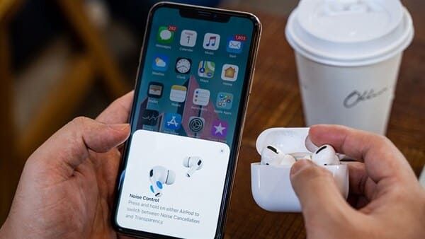 Mở nắp và để điện thoại gần AirPods